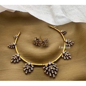 Elegant AD Flower Antique Short Neckpiece - White
