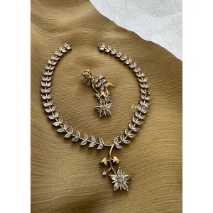 Antique AD Flower Pendant Leaf Short Neckpiece - White Antique AD Flower Pendant Leaf Short Neckpiece - White