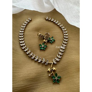 Antique AD Flower Pendant Leaf Short Neckpiece - Green Antique AD Flower Pendant Leaf Short Neckpiece - Green