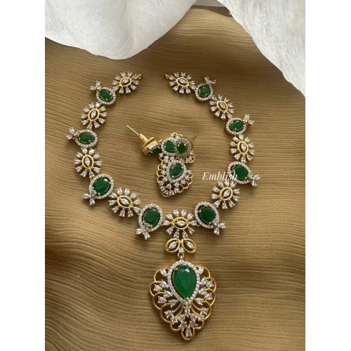 Elegant AD Flower Oval Flower Pendant Neckpiece - Green Elegant AD Flower Oval Flower Pendant Neckpiece - Green