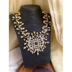 Super pretty grand  Ad stones pearl neckpiece