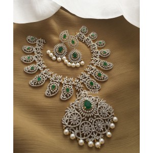 Royal AD Paisley Flower Neckpiece - Green