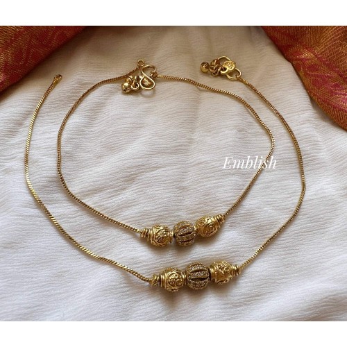 Antique Flower Triple Ball Anklets - White