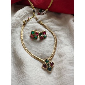 Kemp Flower Simple Neckpiece - Red with Green