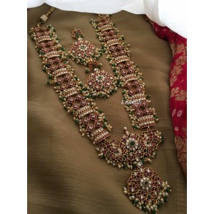Kemp pattern Royal neckpiece -red with green -green beads 