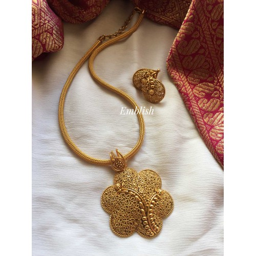 Simple Flower Intricate work Pendant Set