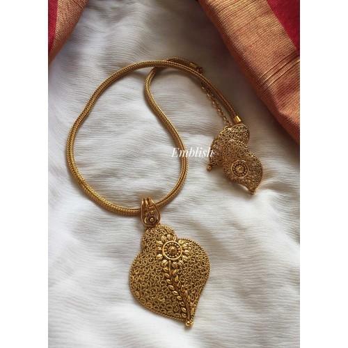 Simple Intricate Sangu with Flower Pendant Set