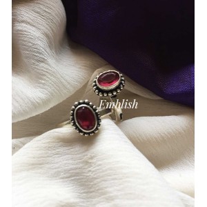 92.5 silver  red oval stone toe ring