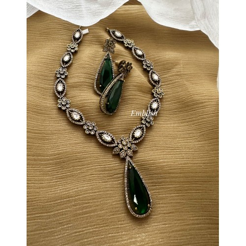 Victorian Flower Tear Drop Neckpiece - Green