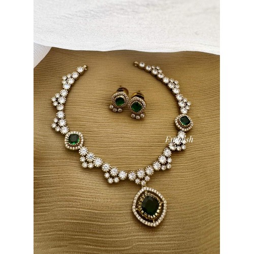 Victorian Elegant Pendant Short Neckpiece - Green