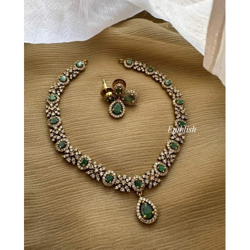Victorian Oval Shape Flower Tear Drop Neckpiece - Green