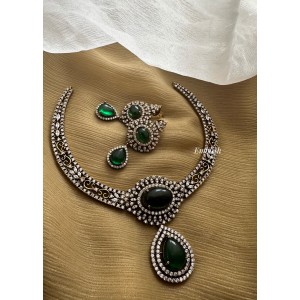 Victorian Tear Drop Elegant Neckpiece - Green