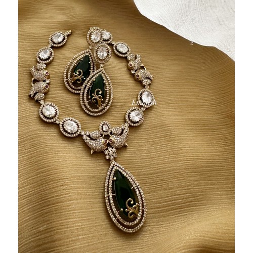 Victorian Fish Tear Drop Neckpiece - Green