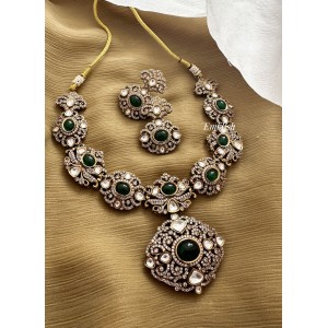 Victorian Royal Flower Neckpiece - Green