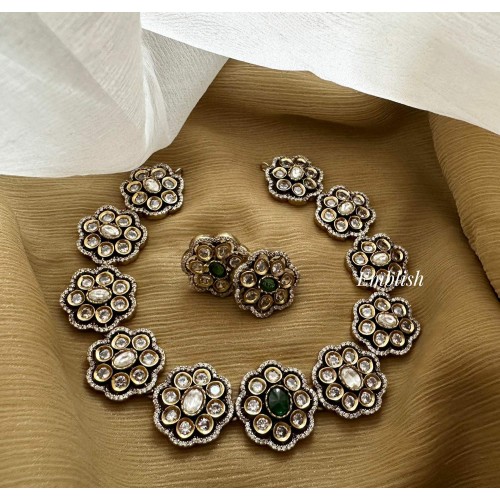 Victorian Royal Flower Neckpiece - Green