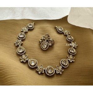 Victorian Flower Shape Short Neckpiece - White