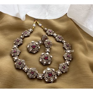 Victorian Flower Short Neckpiece - Red